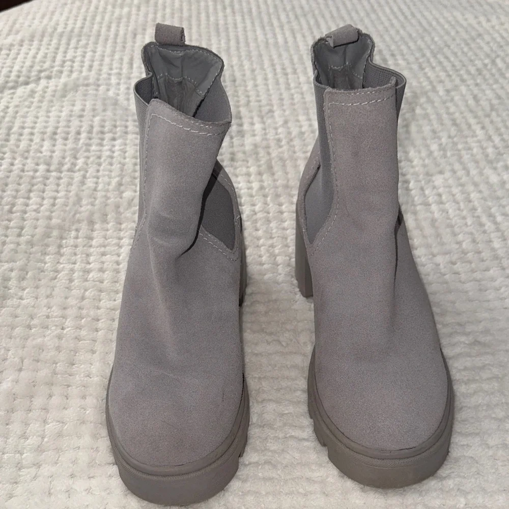 ✨ EUC Splendid Gray Suede Chelsea Ankle Boots – Women’s Size 7 ✨